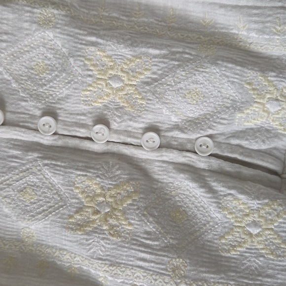 Cable & Guage White Sleeveless Floral Embroidered Top - Picture 6 of 8